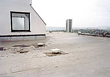 Pohad na strechu na Martinengovej ulici v Bratislave, pri hrane strechy namontovan turbny