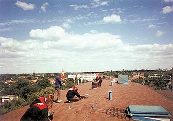 Intalcia turbn pracovnkmi firmy na streche domu na Mierovej ulici v Bratislave