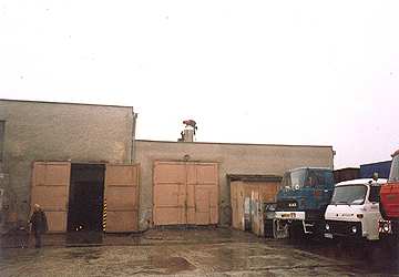 Pracovnk dokonujci mont turbny LOMANCO na streche gare